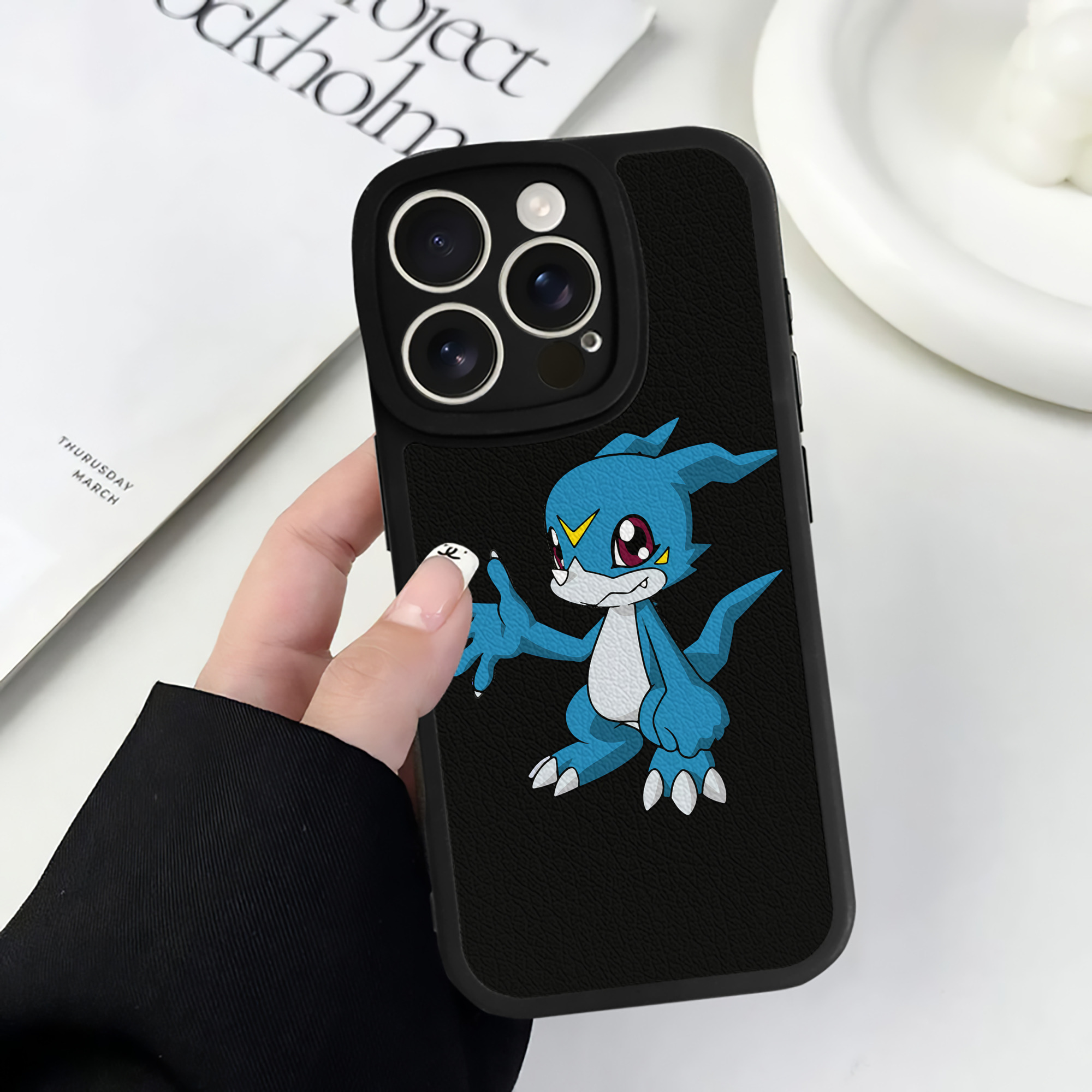（画像用） Digimon デジタルモンスター/デジモン 【iPhone 16シリーズ対応】シリコンスマホケース（レザー調） 材質：シリコン